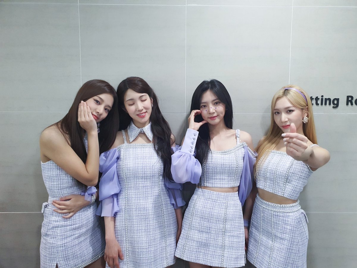 officialLABOUM's tweet photo. [#라붐]

깜짝 스페셜 무대 #상상더하기 와 #아로아로 부터 
#KissKiss 까지 오늘도 우리 라부미들은 사랑스러움이 뿜뿜💕

#LABOUM #BLOSSOM
#키스키스 #KissKiss
#다시_만나_설레게_해 https://t.co/nV7yjR4Hit