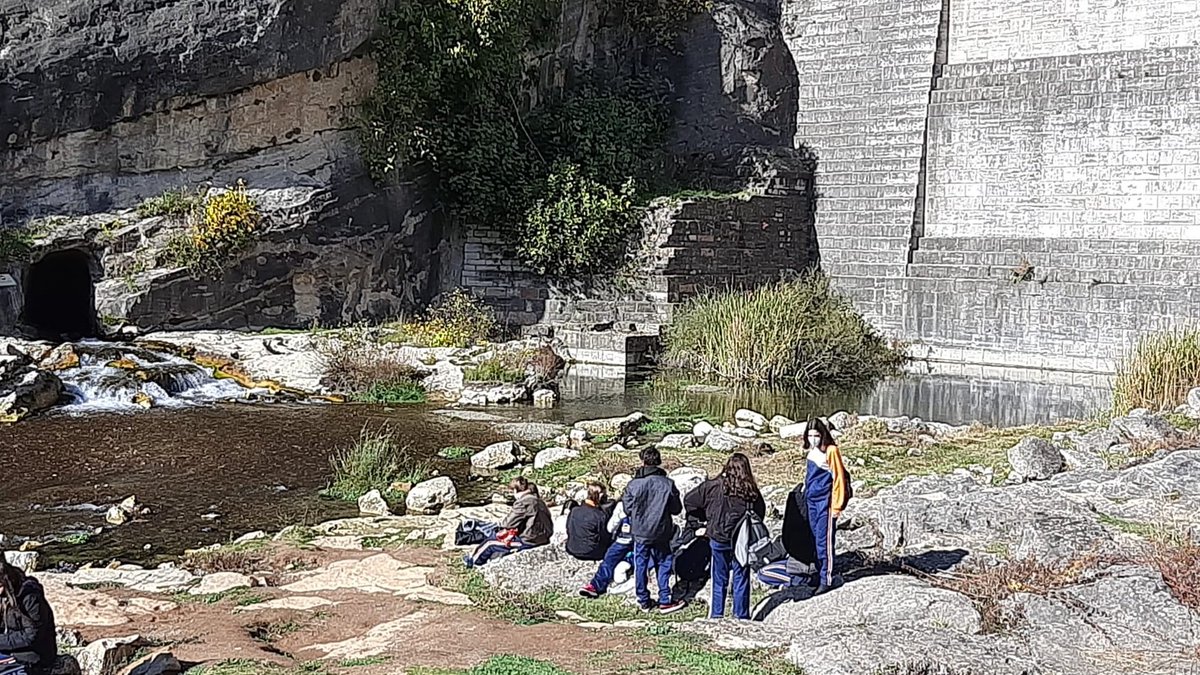 gsdalcala_dir's tweet photo. 4º ESO realiza una ruta geológica al valle del Jarama. Han podido observar los cambios litológicos graníticos en el Berrueco, ambientes sedimentarios de Uceda, paredones calizos del Pontón de La Oliva, finalizando en Patones de Arriba, levantado con pizarras
#Aprenderobservando https://t.co/wOmZ4jmmTc