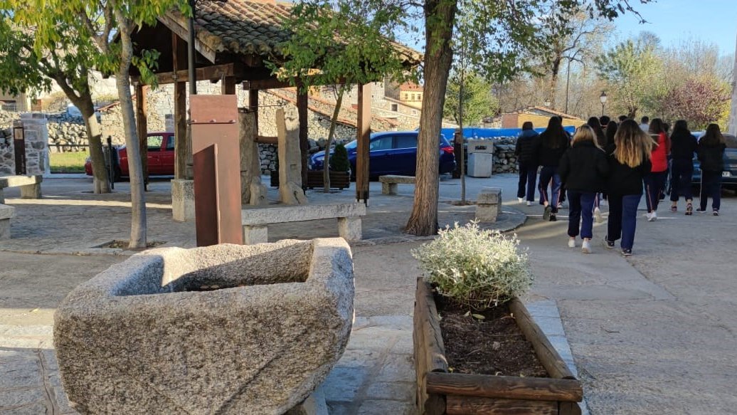 gsdalcala_dir's tweet photo. 4º ESO realiza una ruta geológica al valle del Jarama. Han podido observar los cambios litológicos graníticos en el Berrueco, ambientes sedimentarios de Uceda, paredones calizos del Pontón de La Oliva, finalizando en Patones de Arriba, levantado con pizarras
#Aprenderobservando https://t.co/wOmZ4jmmTc
