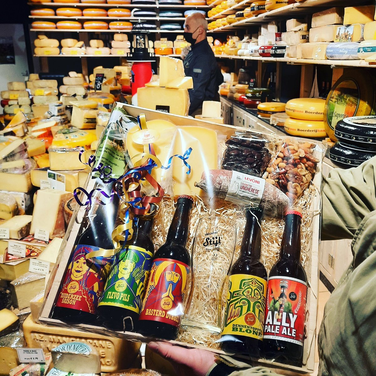 BrouwerijStijl's tweet photo. Zo'n borrelpakket wil toch iedereen?
In samenwerking met diverse lokale ondernemers, zoals De Kaasmakerij, maken wij de #allykerstbox maar ook pakketten op maat.
Ben je op zoek naar bieren of volledige pakketten, neem contact met ons op!
#almere #kerstpakket #ally #bier https://t.co/zVs1zXpFLv
