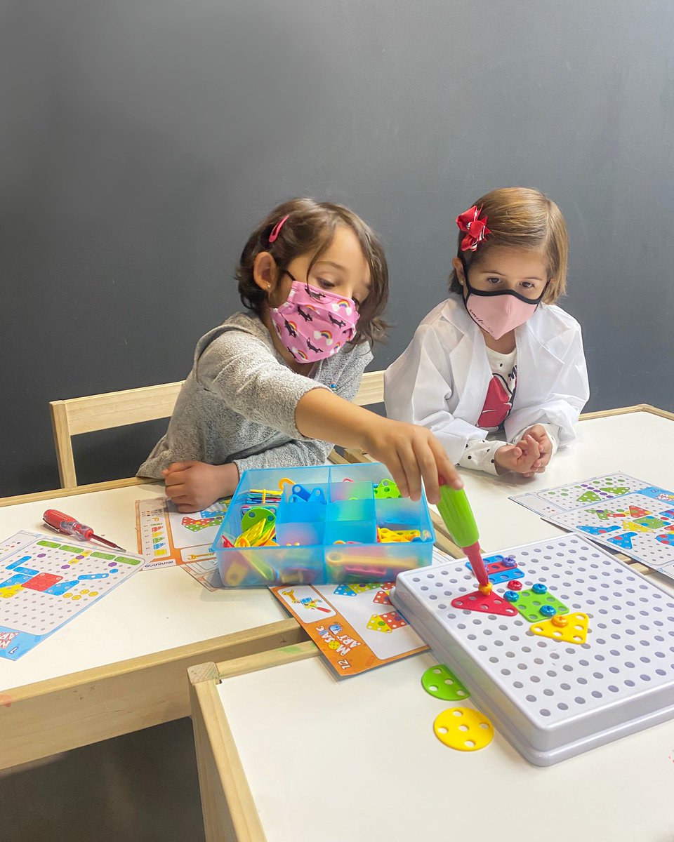 🛠¿Quién dijo que la mecánica es para adultos? 🛠
Los Baby inventores desde los 3 años se han puesto manos a la obra con los tornillos, tuercas y combinación de formas
¿Qué os parece esta sesión para aprender a usar las herramientas? 👨‍🔧👩‍🔧