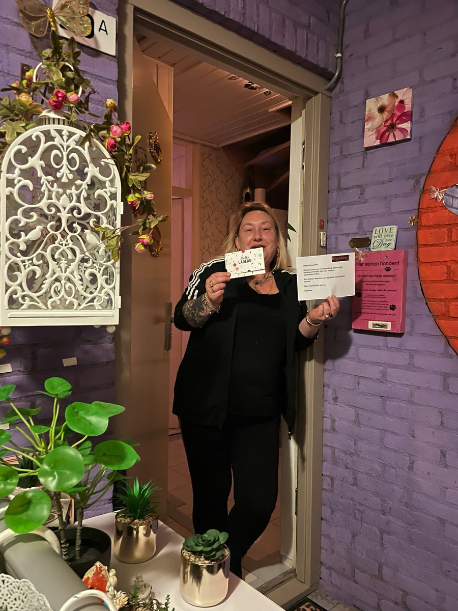 Bewoners van de Irislaan in de  <a href="/Oosterparkwijk/">Oosterparkwijk</a> hebben een kadobon ontvangen van @Nijestee als dank voor hun geduld en medewerking aan de verschillende werkzaamheden in en rond hun woning. Lachende gezichten!😀