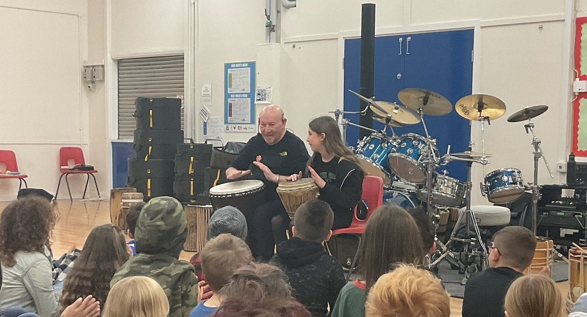 WhetstoneYear6's tweet photo. Jeff Rich (from Status Quo) teaching us a thing or two about drumming! 🥁🥁🥁 https://t.co/Okw5x42ua0