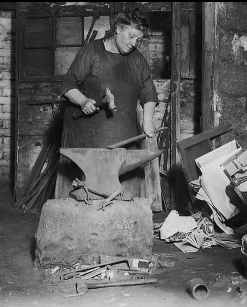 janeyellene's tweet photo. Britain's only female blacksmith at the time 63 year old Annie Clubb of Kentish Town Road working in her forge in 1925. https://t.co/Kwy16C71jc