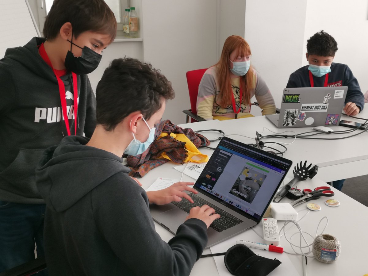 ScienceEtCite's tweet photo. 😍 Am #Zukunftstag im Haus der Akademien haben sich Kinder unter anderem mit der Arbeit rund um die #Wissenschaftskommunikation auf Social Media befasst! 👩🏻‍🔬📱
🤝@academies_ch haben ein cooles Programm zusammengestellt und #ProfDrFuchs hat sie dabei tatkräftig unterstützt. https://t.co/EPv4jI6Egm