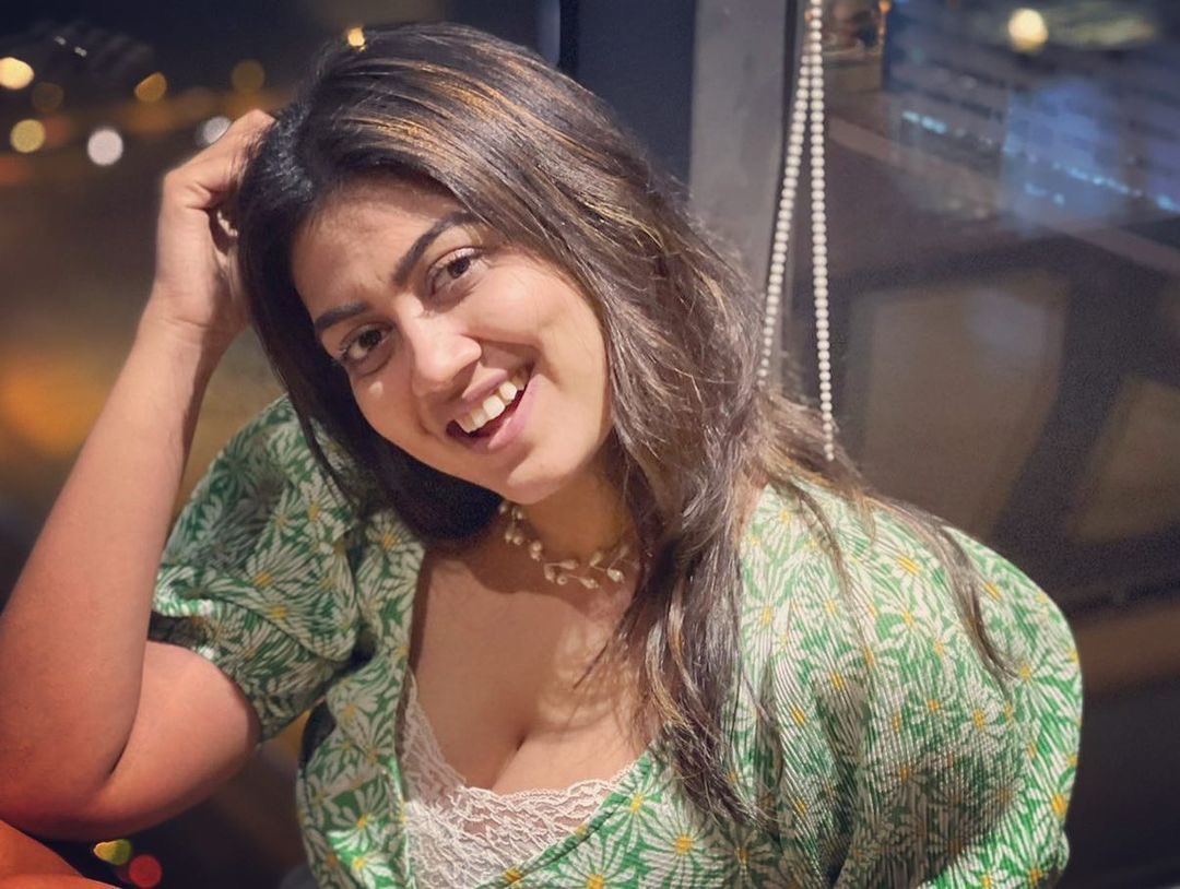 IamRaagini's tweet photo. Be your own reason to smile. 💕
.
.
.
.
.
.
.
.
.
#Dubaidiaries #inbetweenshoot #instagood #instadaily #pluck #allthetime #jhakmaarke #idunno #breathe #cookie #picoftheday #photooftheday #actor #actorslife #inthemaking #inbetweenwork #chopitoff #shoot  #model #raginisutradhar https://t.co/CTMPuJxVBd