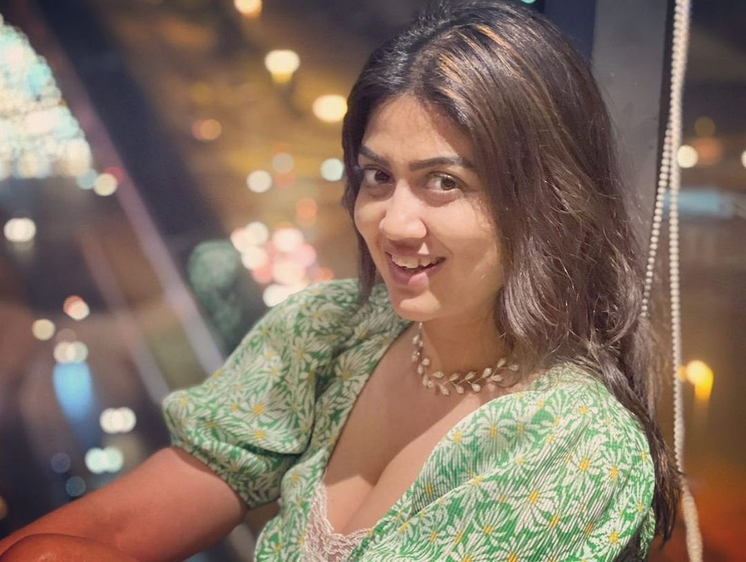 IamRaagini's tweet photo. Be your own reason to smile. 💕
.
.
.
.
.
.
.
.
.
#Dubaidiaries #inbetweenshoot #instagood #instadaily #pluck #allthetime #jhakmaarke #idunno #breathe #cookie #picoftheday #photooftheday #actor #actorslife #inthemaking #inbetweenwork #chopitoff #shoot  #model #raginisutradhar https://t.co/CTMPuJxVBd