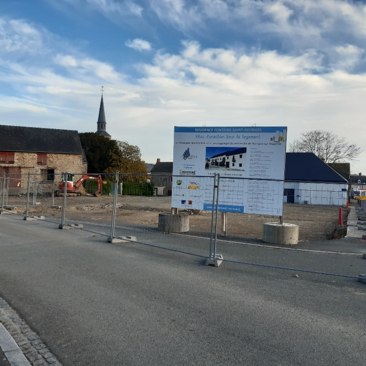 MeduaneHabitat's tweet photo. Construction démarrée de 16 logements + 4 cellules commerciales à Martigné-sur-Mayenne pour dynamiser le centre-bourg. 
Merci à la commune pour sa confiance !
livraison : 3ème trimestre 2022
#Hlm #RénovationCentreVille #Commerces #Logements #seniors https://t.co/cdeQBlUxo7