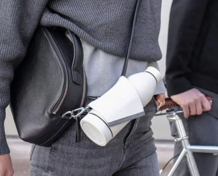 emoveyou's tweet photo. Closcla Bottle. 💧 Con una exclusiva solapa de #silicona permite sujetarla a la mochila, la #bicicleta o la maleta; a tu estilo de vida. 😊💚
➡️ Descubre más en https://t.co/2khgKZdKhy⠀⠀
.
. 
#accesoriosbici #botella #botelladeagua #patin #bici #botellasdevidrio #botellacristal https://t.co/m3DzV1TVdR