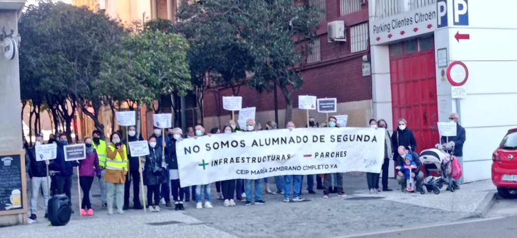 👉🏻El <a href="/AMPACdelBosque/">AMPA Claros del bosque del CEIP María Zambrano</a>, del CEI María Zambrano (Zaragoza), se concentra a las puertas de las Cortes de Aragón para seguir reivindicando condiciones dignas e instalaciones idóneas para una educación de calidad para todos✅
No quieren más promesas, sino soluciones y licitaciones ya‼️