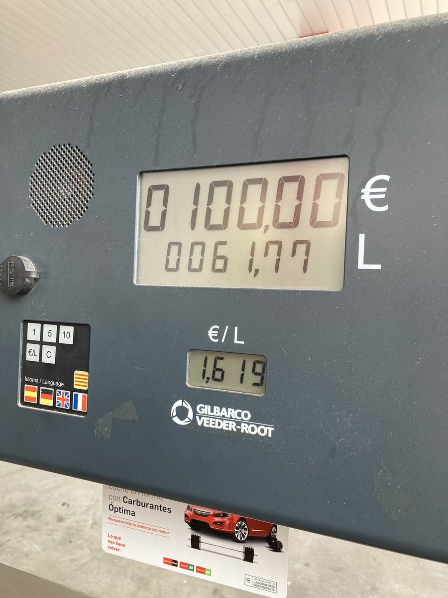 voxbonanova's tweet photo. Acabo de llenar el depósito del coche. Así a lo loco, sin pensar en que pueda haber un mañana, exhibiendo músculo en el surtidor, mostrando al mundo mi arrojo y valentía.
 ¡Qué más da todo! https://t.co/CvX9xBOO08