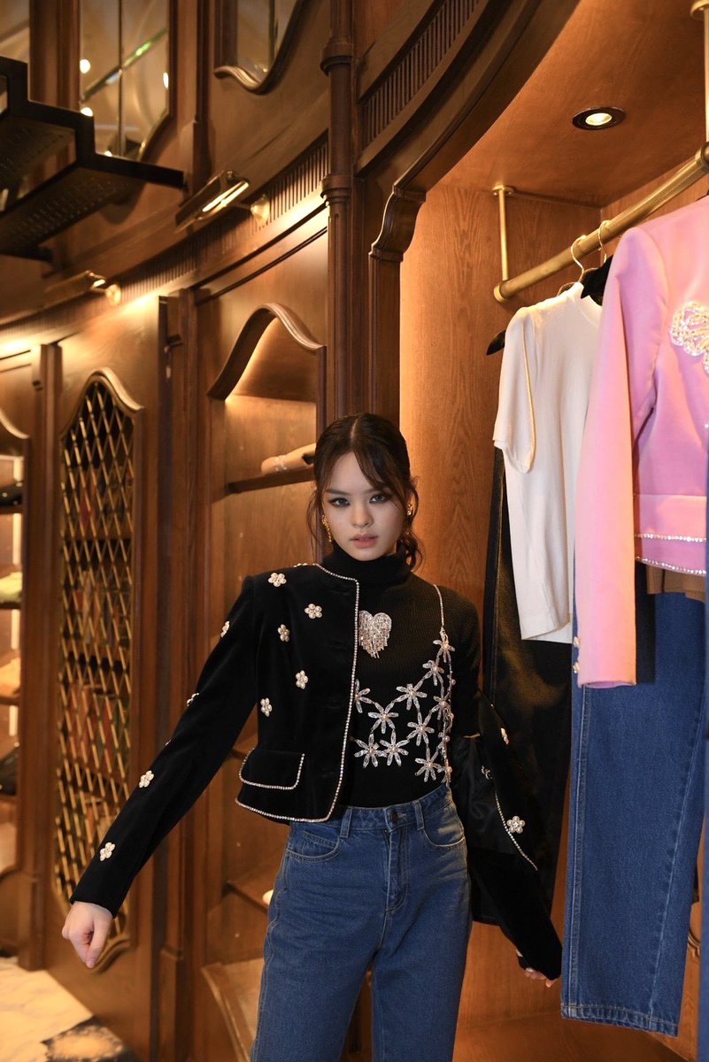 411ent's tweet photo. เก็บความสดใสของ “แอลลี่ และ พีพี” กับการทำ DIY Jeans and Jacket 
จากคอลเลกชัน FW21 ‘Sretsis Heritage’ มาฝากค่า 🥰

#แอลลี่ #ALLY #allynitibhon
#411Music #411ent
#SretsisDIYJeansandJacket
#SretsisFW21 https://t.co/F1znFe5DS7