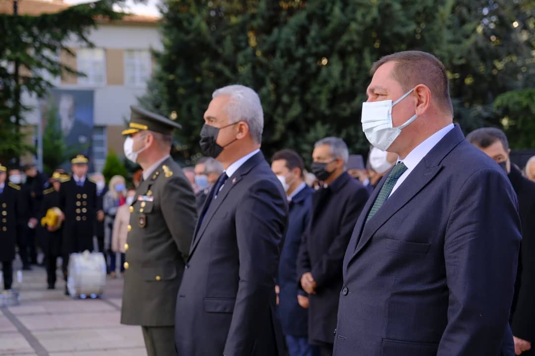 GVidinlioglu's tweet photo. 10 Kasım Atatürk'ü Anma Günü münasebetiyle Cumhuriyet Meydanı’nda düzenlenen ‘Çelenk Koyma’ programına Valimiz Sayın Avni Çakır, Garnizon Komutanı ve Asker Alma Bölge Başkanı Per. Albay Yücel Ercan, protokol üyelerimiz, vatandaşlarımız, ve öğrencilerimizle birlikte ++++ https://t.co/Qm0APOyH8I