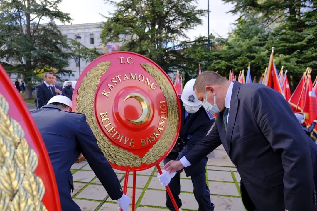 GVidinlioglu's tweet photo. 10 Kasım Atatürk'ü Anma Günü münasebetiyle Cumhuriyet Meydanı’nda düzenlenen ‘Çelenk Koyma’ programına Valimiz Sayın Avni Çakır, Garnizon Komutanı ve Asker Alma Bölge Başkanı Per. Albay Yücel Ercan, protokol üyelerimiz, vatandaşlarımız, ve öğrencilerimizle birlikte ++++ https://t.co/Qm0APOyH8I