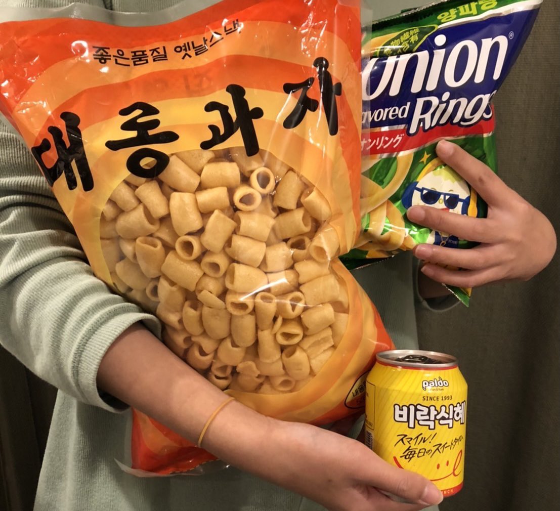 book_and_beer's tweet photo. 【フェア情報】
明日から、B&BでもK-BOOKフェスティバルが始まります。テーマは「もっと韓国ドラマを好きになる」。
本はもちろん、あのドラマのあの人が好きなお菓子やラーメンも展開します。
どうぞお楽しみに❣️
#kbookfes #本屋bandb https://t.co/x1UTN1zkAT