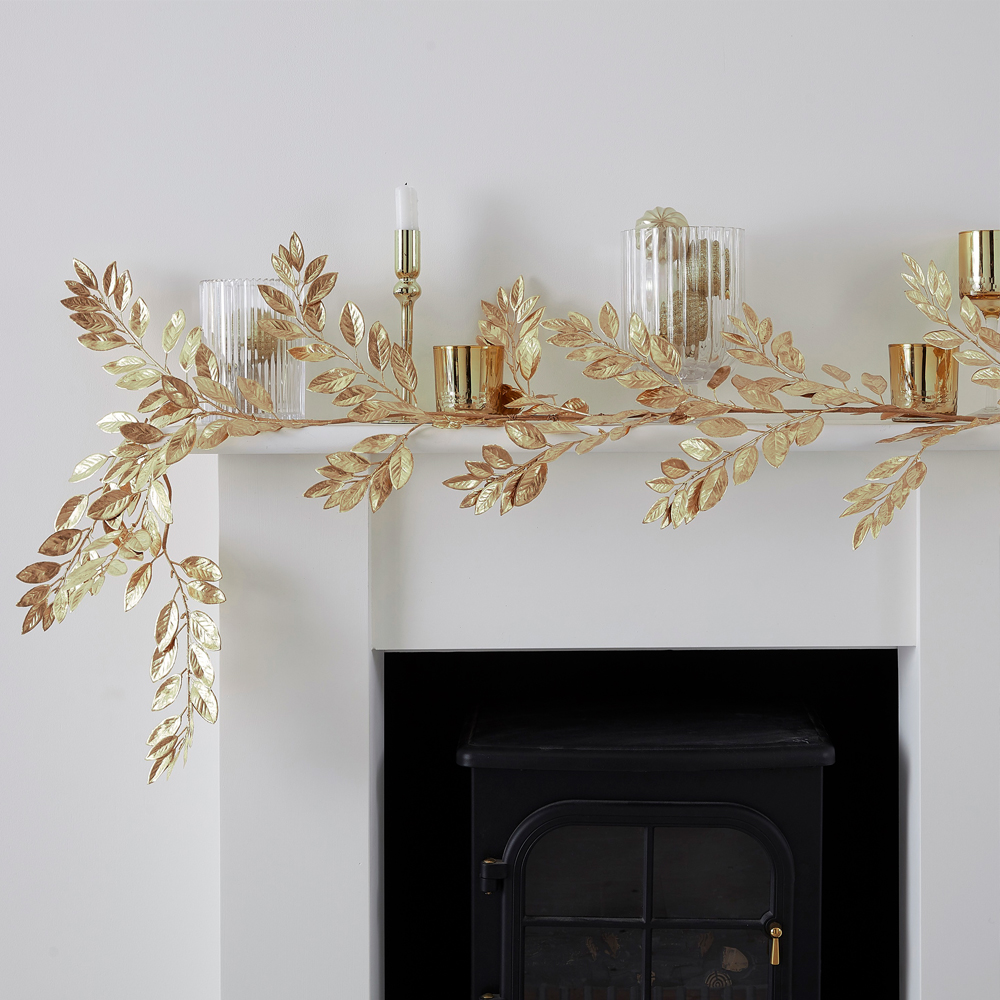 partypacks's tweet photo. 🎄 CHRISTMAS GARLANDS 🎄

Our beautiful Chrismas garlands will look lovely above a fireplace this festive season. We have eucalyptus garlands, mistletoe, berries, gold and many more gorgeous designs to choose from. Take a look > https://t.co/y3kJQfklMV
#christmasgarland https://t.co/gjOdWJofma