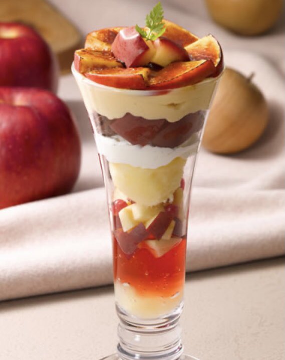 sweetroad5's tweet photo. １１月２４日よりロイヤルホストでは、冬を彩る季節デザート『Baked Apple ～紅玉りんご～』を開催し、紅玉りんごを使用したデザート５品が発売されます✨
https://t.co/UC0hAyhF4g https://t.co/HqIdvbwx9I
