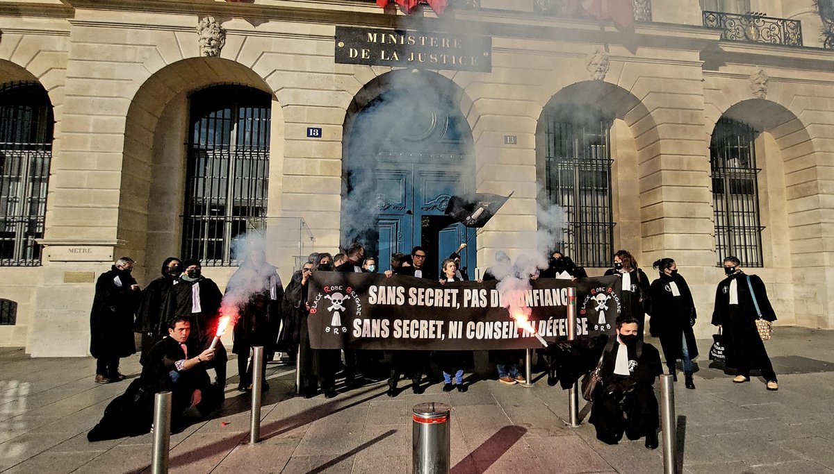 Quand il ne se passe rien pour clamer notre mécontentement … on s’invite au banquet pour défendre le secret professionnel. Sans rancune. <a href="/BlackRobeBrigad/">BlackRobeBrigade</a> #secretprofessionnel <a href="/justice_gouv/">Ministère de la Justice</a> <a href="/E_DupondM/">Eric Dupond-Moretti</a> 🔥🔥🔥🚨🚨🚨