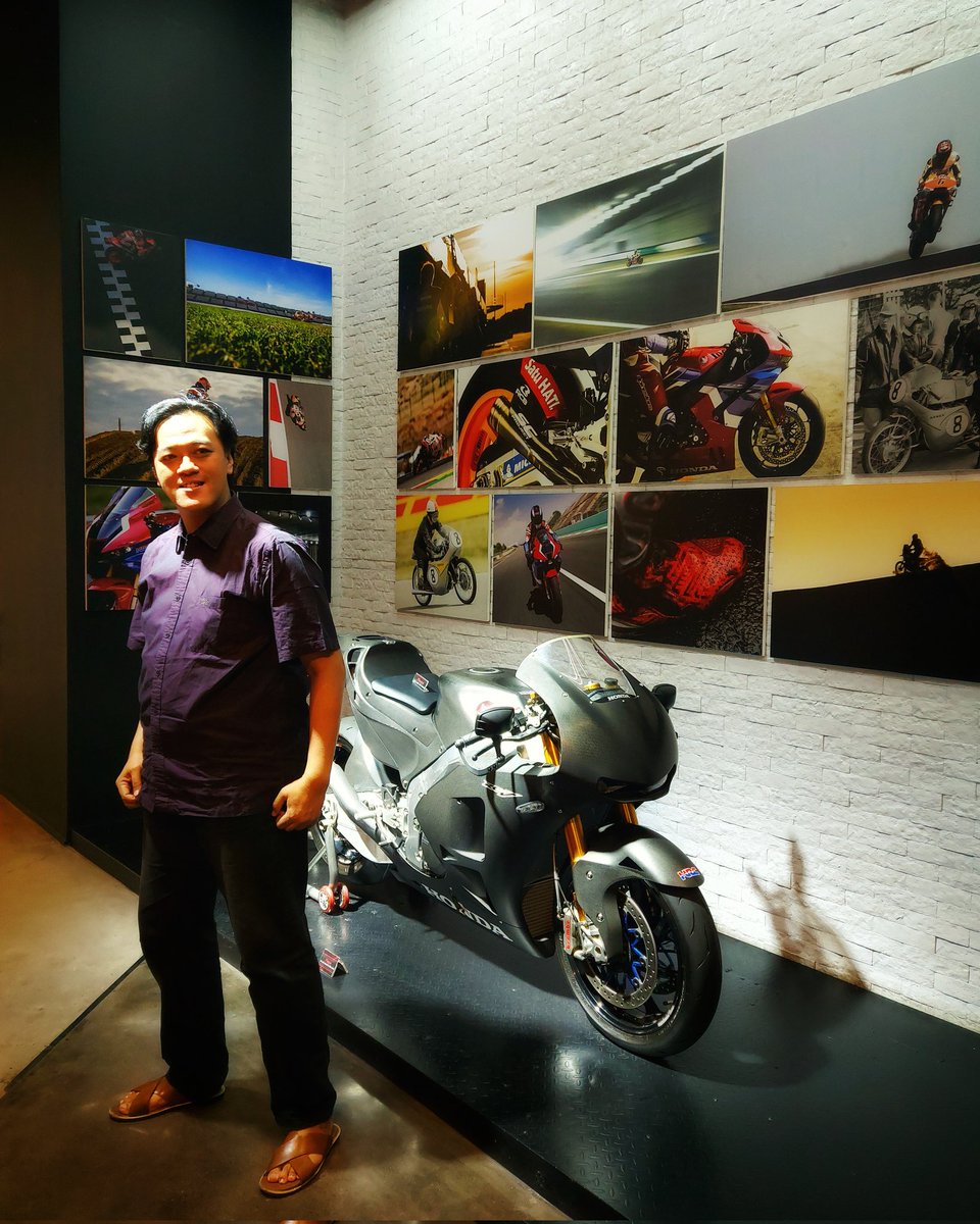 TarotDarma's tweet photo. Akhirnya ke Senayan Park lagi gara - gara ada pak Hendra Sonie jalan-jalan ke Jakarta. Jadi deh bertemu dengan beliau di Dreams Cafe milik Honda. Keren kan aku eh motornya.
@hendrasonie
#Belajar
#Berbagi
#SolusiTarotDarma
#KomunitasTarotJakarta
#BloggerJakarta https://t.co/YtdWo08kif