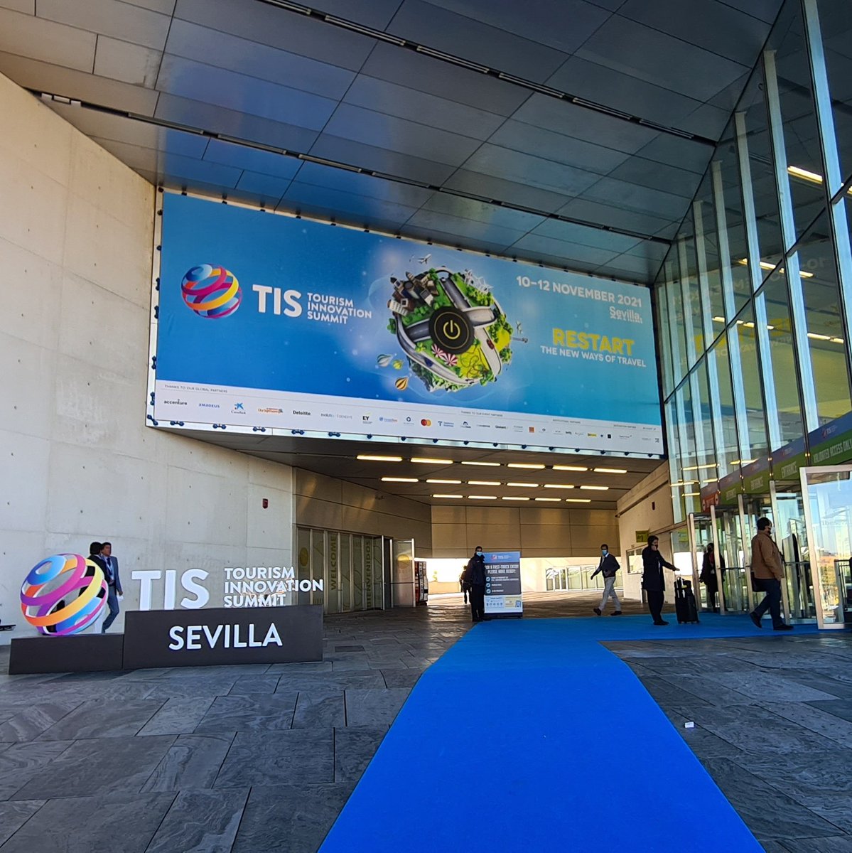 Alex_EventsCase's tweet photo. Jornada inaugural en el #TIS2021  en Sevilla, otra muestra de evento presencial... menudo final de año...
#eventos #eventprofs #eventospresenciales https://t.co/ZcEj2YQosB