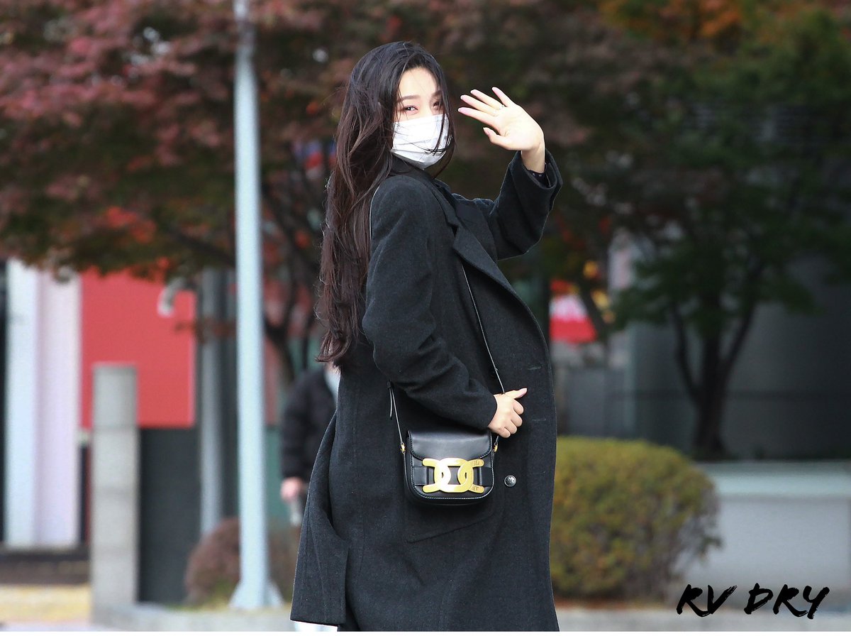 RM140801's tweet photo. 2021110 조이 출근길💚🐥

와……말이 안나온다 ㄹㅇ…

#JOY #조이 #박수영 #출근길 #동물농장 #러비 #레드벨벳 https://t.co/dvMMZ1AtnO
