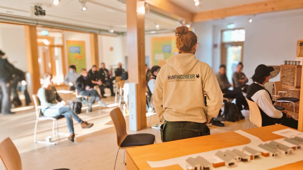 BurchertMichael's tweet photo. Henrik Pauli, der #Hanf Ingenieur im Stroh 5-Geschosser #NZNB zu Gast für zwei Tage #BBNE #Hanfbau-Workshop.  https://t.co/SzUFOPdGta https://t.co/7MhUZsBIm5