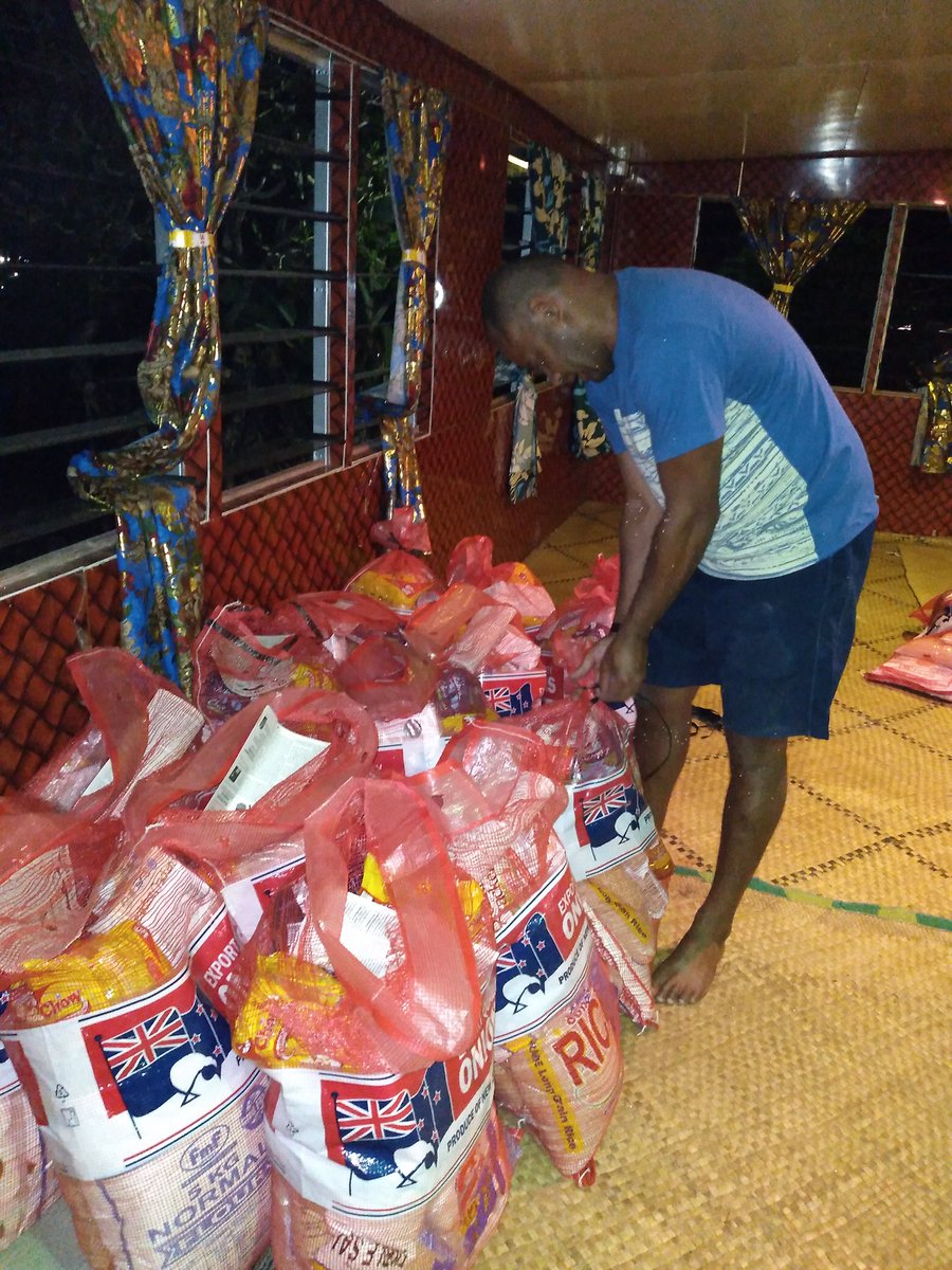 operationgracee's tweet photo. Our team spent the evening sorting &amp; packing 15 packs for 15 deserving families! Vinaka vakalevu to everyone who continues to support this ministry! Vinaka Jisu na veivakarautaki! #Veilomani https://t.co/IK3gTzSykm