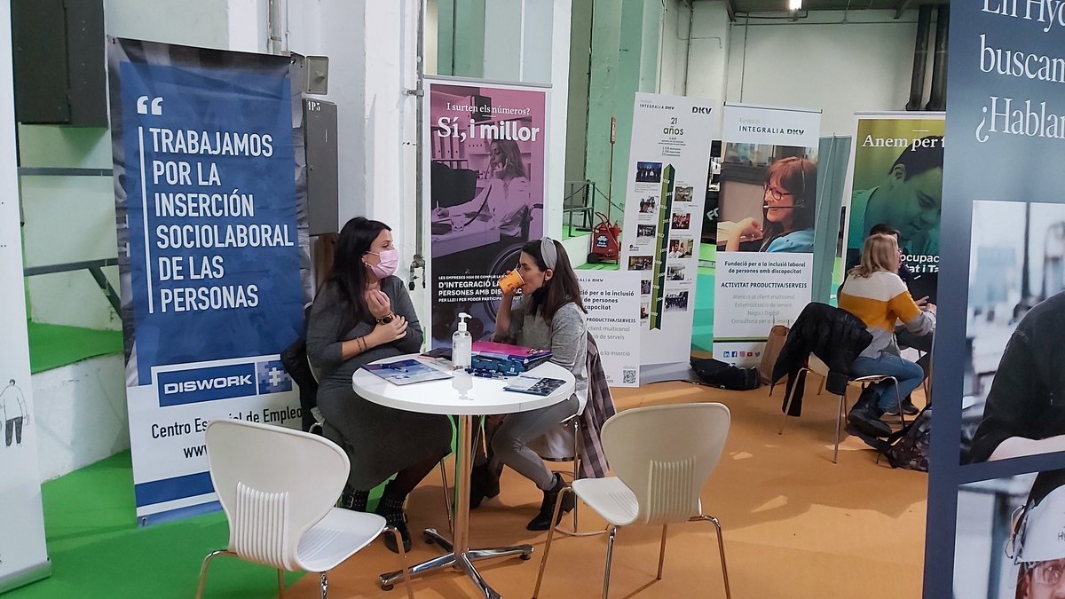 FederaciodeCET's tweet photo. #firasimillor A la mateixa sala, també realitzen entrevistes els centres especials de treball de FECETC Metrópolis (grup Armonia) @GrupMifas #diswork @CanCet1 @DKVIntegralia https://t.co/twDOVOe5KF