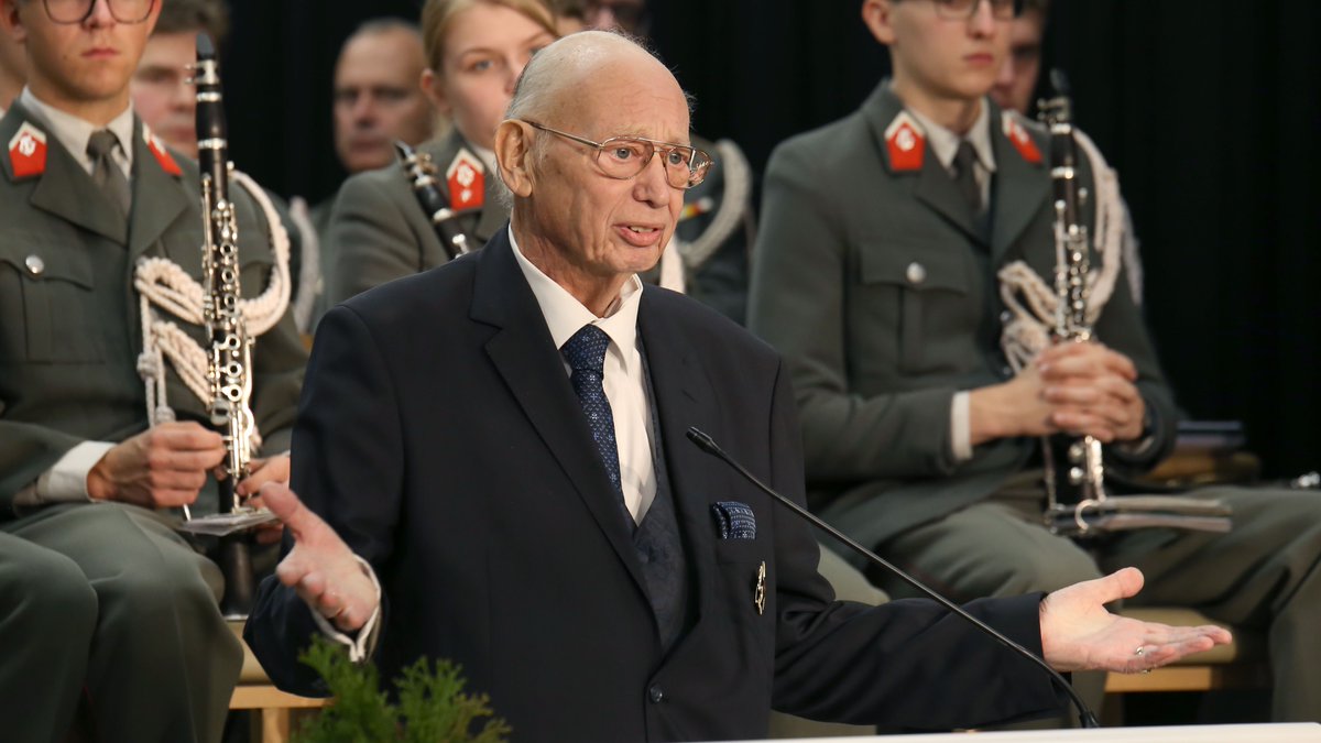 NachbarServus's tweet photo. Trumau: Große Trauer / Politiklegende Otto Pendl, Altbürgermeister und Ehrenbürger, ist heute verstorben.

#trumau #pendl #ottopendl #tod #verstorben #spö #rip #rif @otto_pendl 

https://t.co/fPVDbiYJ3a https://t.co/7efavTr3eH