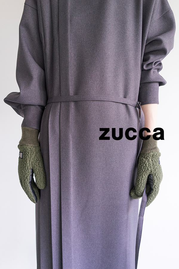 Zucca アシンメトリーに施されたプリーツディテールがシックな印象を演出するウールライクワンピース フラノのような温もりがあるポリエステル素材を使用し 天然繊維の風合いを再現しながらも しわにもピリングにもなりにくく イージーケアが叶うのも