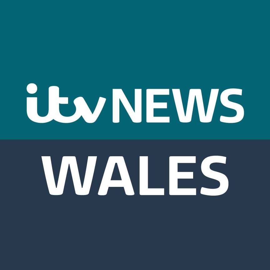 mizmckenzie's tweet photo. Personal News Tweet: So pleased I've been offered a position on the #ITVNewsTraineeship 2022 programme! 🎉🎉 Super excited to be joining the team at @ITVWales and looking forward to starting this next chapter. Also a year on I finally had my MA graduation ceremony #BU2020👩🏾‍🎓📽️ 🥳 https://t.co/bCNITZuAsf