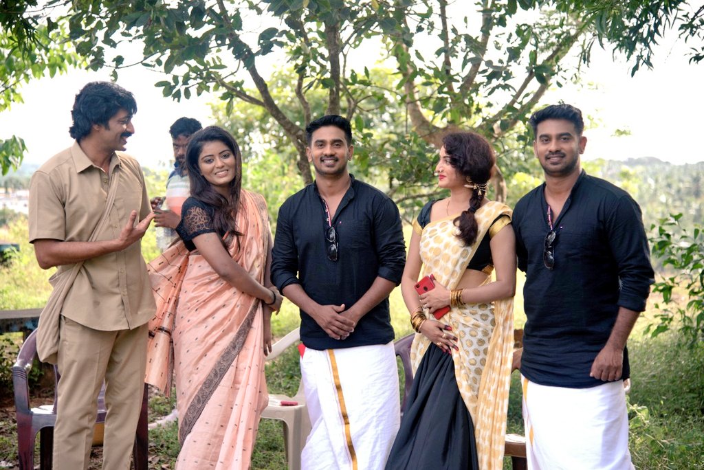 vintvais_ho's tweet photo. ಅವಳಿ-ಜವಳಿ ನಾಯಕರು ಮತ್ತು ಮನ್ಮಥನಾಗಿ @actorkishore ಅಭಿನಯದ, #HarishAnilgod ನಿರ್ದೇಶನದ ಸಸ್ಪೆನ್ಸ್ ಥ್ರಿಲ್ಲರ್, ಹಾರರ್ ಕಥಾನಕ #Buy1Get1Free ಚಿತ್ರ #Nov12 ರಿಂದ ರಾಜ್ಯಾದ್ಯಂತ ಬಿಡುಗಡೆಯಾಗಲಿದ್ದು, ಮರೆಯದೇ ನೋಡಿ ನಿಮ್ಮ ಪ್ರೀತಿ ಬೆಂಬಲ ನೀಡಿ!

 #RoshiniTelkar #MadhuMithun #ManuMilan #AnilCJ @aanandaaudio https://t.co/5Bw88gxxHb