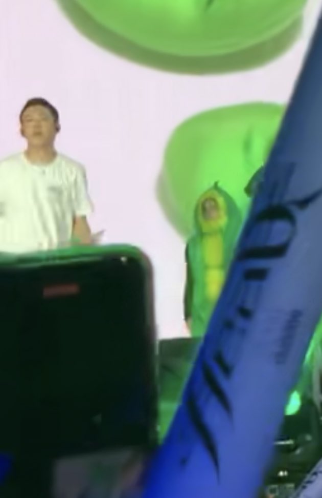 yunaajo's tweet photo. hello i was one of @richbrian 's edamames 👯‍♀️💚😵‍💫 the highest honor https://t.co/ZT2L2nDUOs