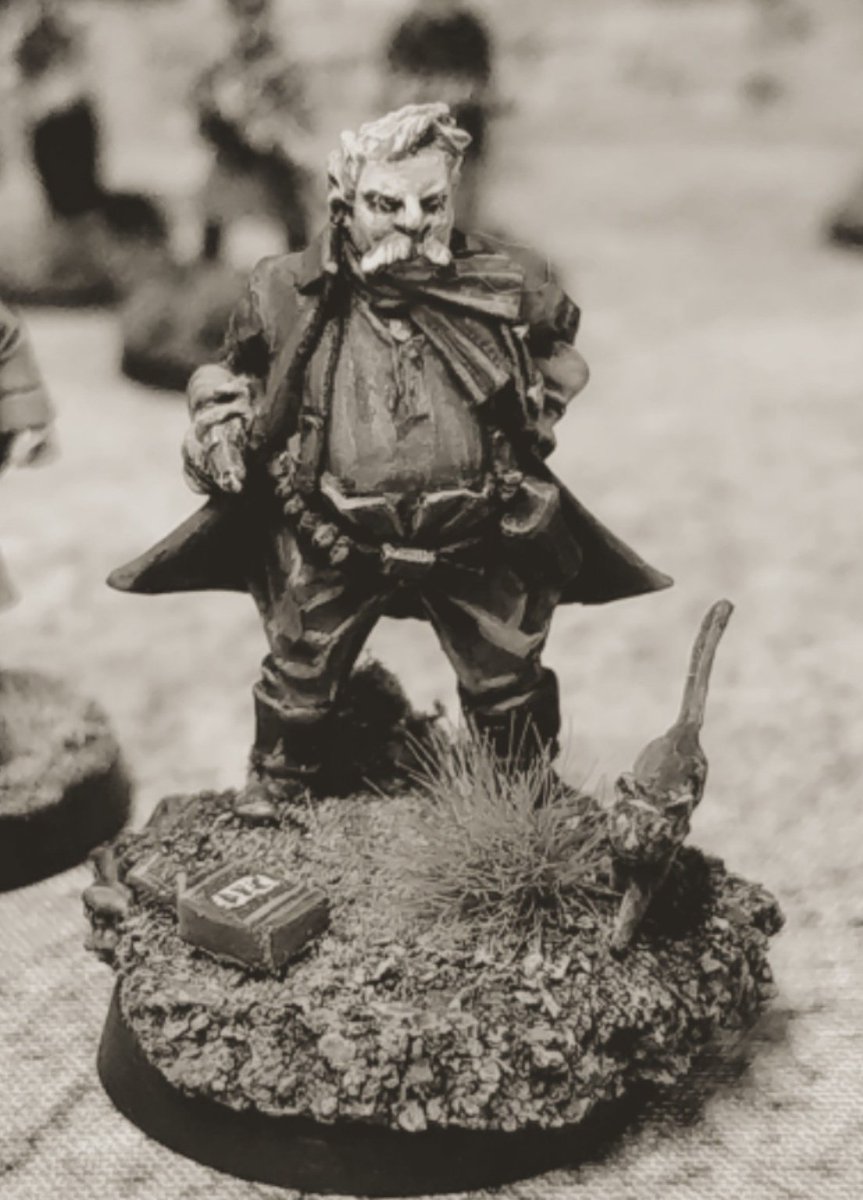 El Teniente Coronel Landa. Oficial de milicias al mando de la XI Brigada Mixta.

He buscado una miniatura que fuera fiel a la descripción dado por  <a href="/perezreverte/">Arturo Pérez-Reverte</a> en su novela "Línea de fuego". 

"Corpulento, dado a la frivolidad y a la buena mesa." 

¿Qué os parece?