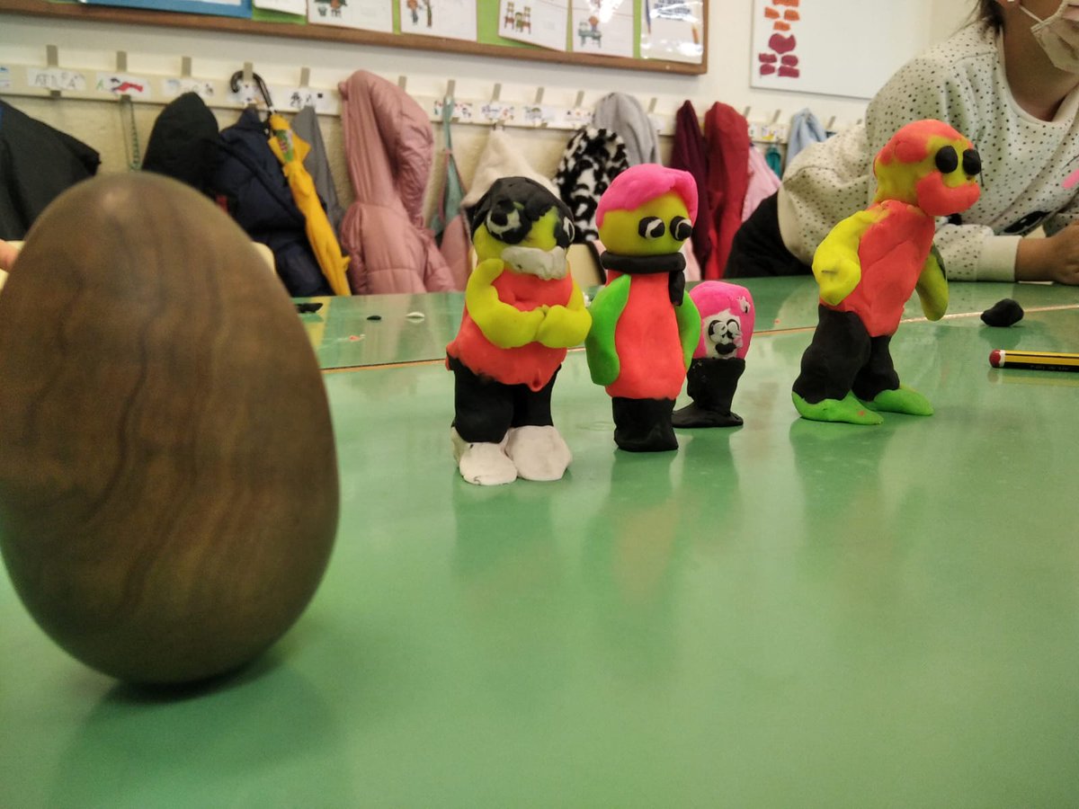Mediamcat's tweet photo. En aquesta sessió hem treballat l'empoderament dels infants per mitjà de la mirada apreciativa. Hem gaudit pensant, construint i embrutant-nos les mans mentre construíem personatges amb superpoders! 

#mediacion #mediaciónescolar #jovenes #educacionemocional https://t.co/pSScCOs8hn