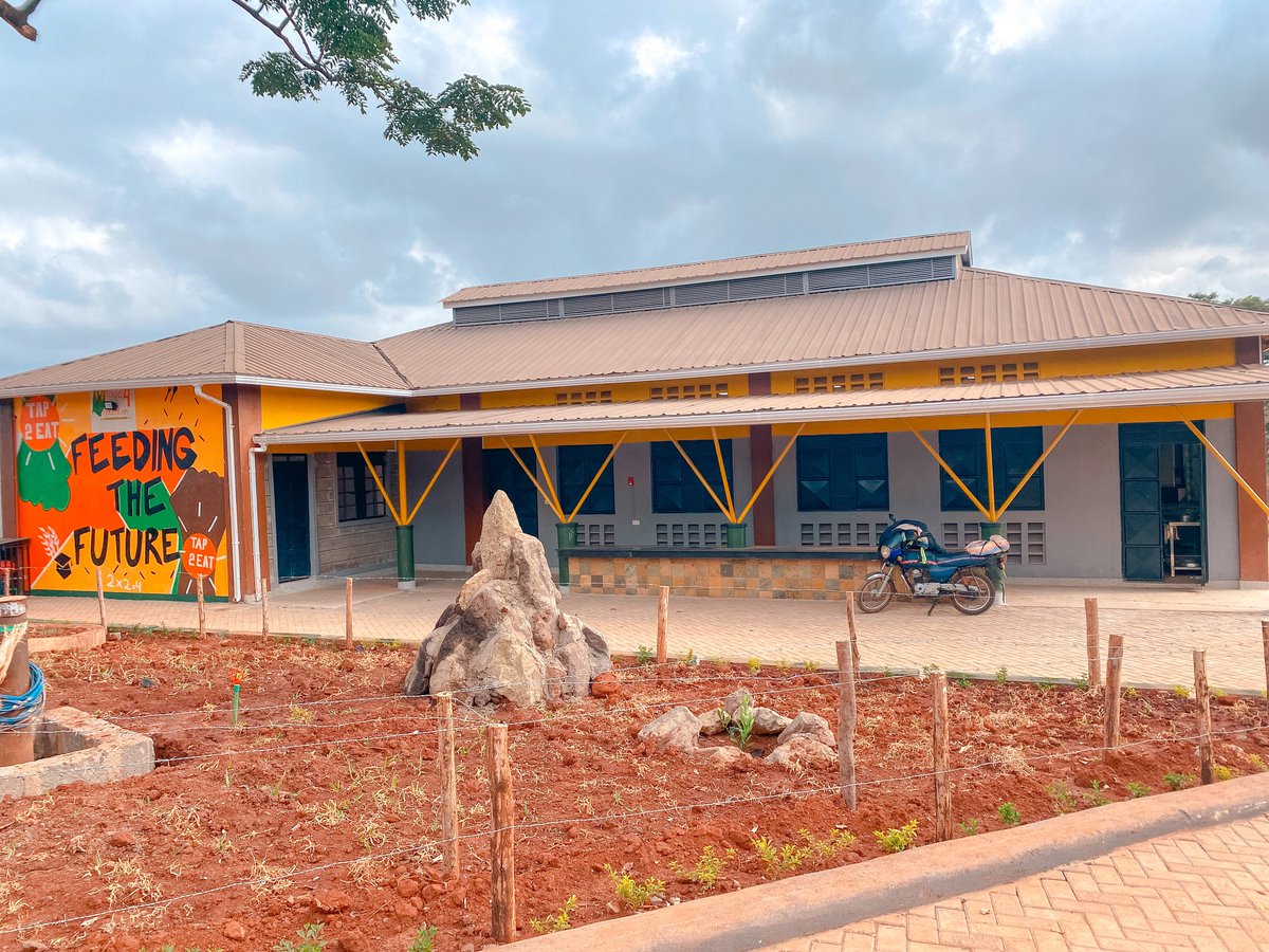 Food4Education's tweet photo. We are using the central kitchen model to feed over 33,000 children daily. We have 4 central kitchens across Nairobi, Mombasa and Kiambu county with our 5th one underway. Using #Tap2eat we are on our way to feeding 1M everyday.
#Feedingthefuture. https://t.co/fXe8BuSI0b
