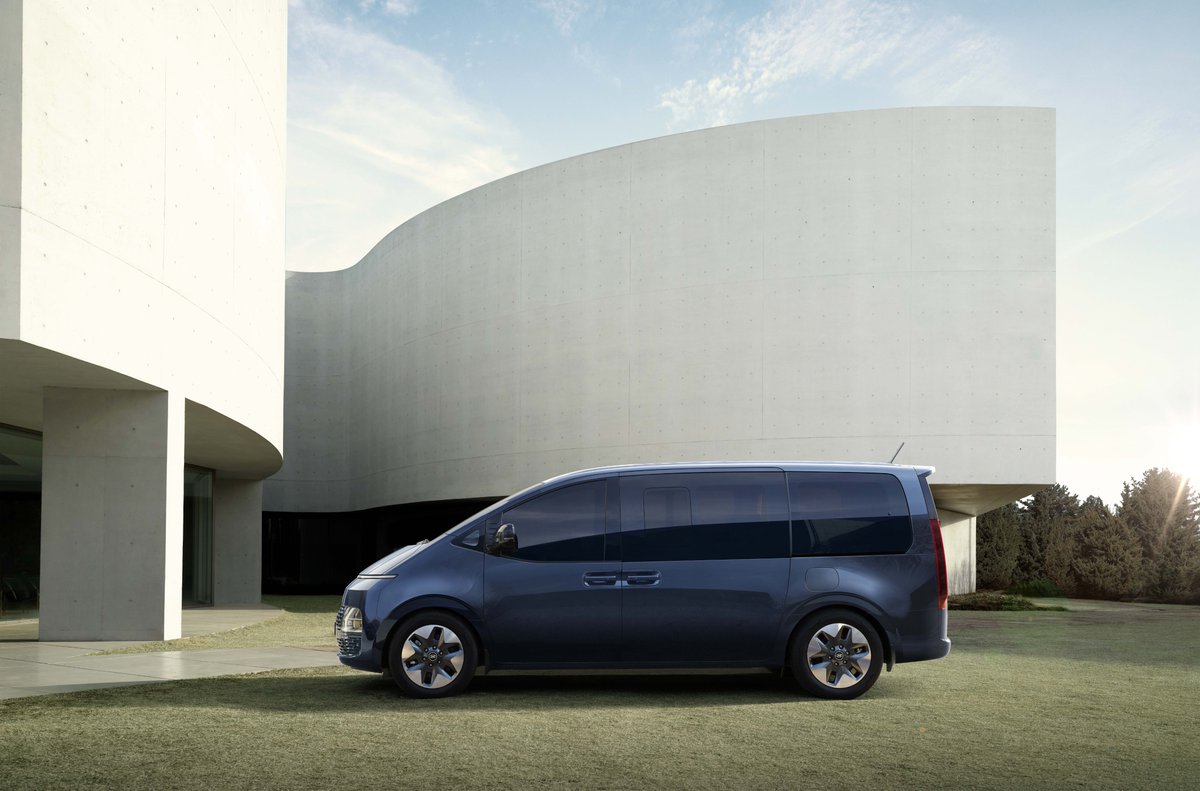 HyundaiSA's tweet photo. With Hyundai STARIA you’ll appreciate the versatility and time-saving advantages of the twin swing doors option. Open just one door or open both, as the occasion demands, and you’ll be in and out in no time.#HyundaiStaria #StepIntoTheSpace https://t.co/w9aRorlIRd