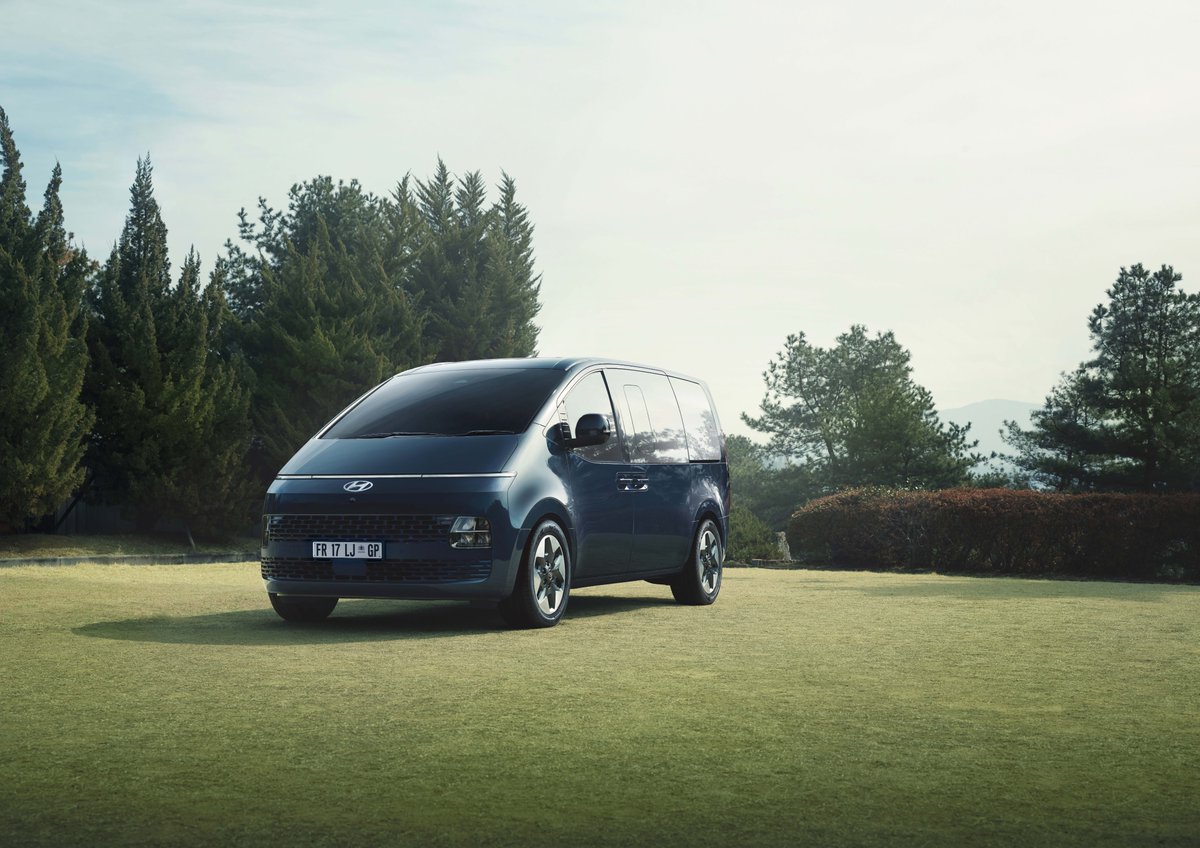 HyundaiSA's tweet photo. With Hyundai STARIA you’ll appreciate the versatility and time-saving advantages of the twin swing doors option. Open just one door or open both, as the occasion demands, and you’ll be in and out in no time.#HyundaiStaria #StepIntoTheSpace https://t.co/w9aRorlIRd