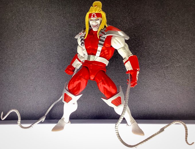 マーベルレジェンドのオメガレッド、5パック版を少し前に手に入れてたんだけど余裕がなくてようやっと紹介。
単品版からカラーが刷新されてカプコン版と同じに。手の甲のΩがないのでそこは描き足して、肩パットとベルトを分離して胴体可動に干渉しないように改造。
めちゃくちゃかっこいい。(h 