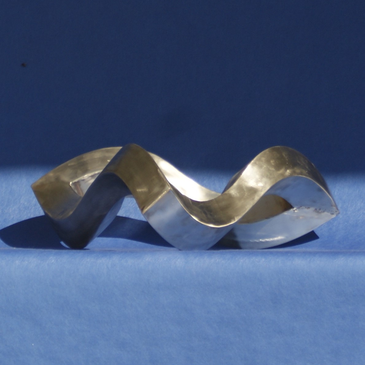 Impossiblesteel's tweet photo. Real Penrose Triangle
The triangle is welded stainless steel.
#impossibleshape #impossiblefigure #M_C_Escher #opticalIllusion #isometric #impossible #opticalillusion #geometric #geometricart #cognitiveillusions #geometricshape #contemporaryart #fineart #isometricart https://t.co/KDQDKkOWeW