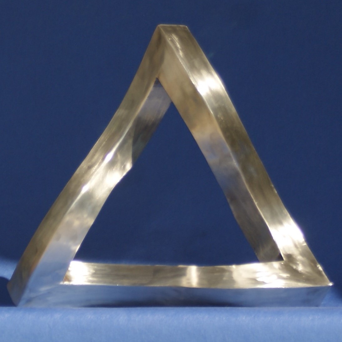 Impossiblesteel's tweet photo. Real Penrose Triangle
The triangle is welded stainless steel.
#impossibleshape #impossiblefigure #M_C_Escher #opticalIllusion #isometric #impossible #opticalillusion #geometric #geometricart #cognitiveillusions #geometricshape #contemporaryart #fineart #isometricart https://t.co/KDQDKkOWeW