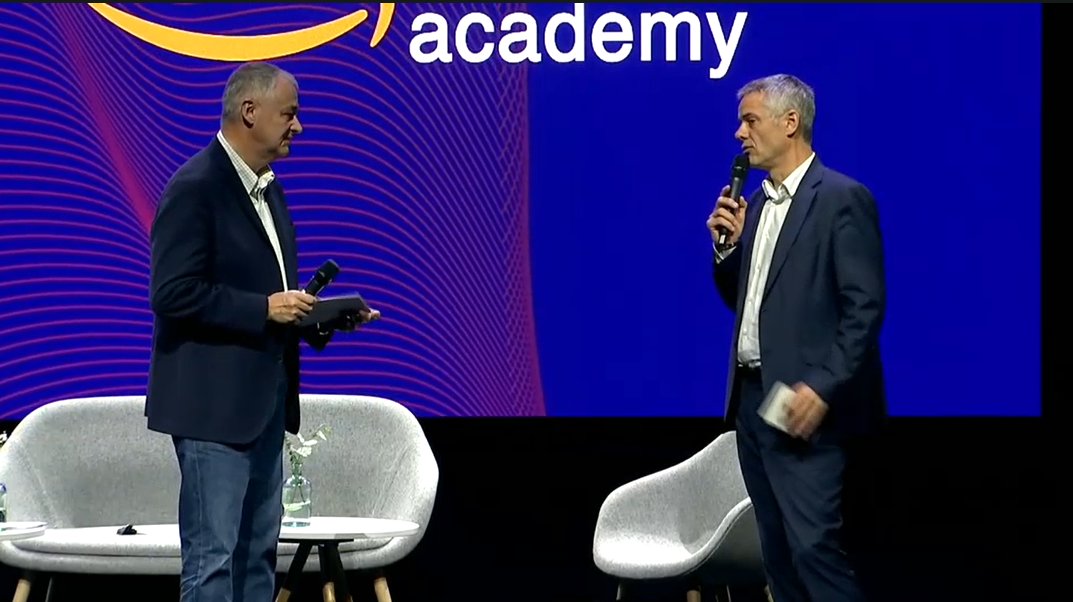 Val_Cappelli's tweet photo. #AmazonAcademy Patrick Labarre Directeur de la Marketplace @AmazonFrance :
"Le commerce en ligne est complémentaire au commerce physique ".
#ecommerce #retail #TransfoNumerique https://t.co/vziexBYg8e