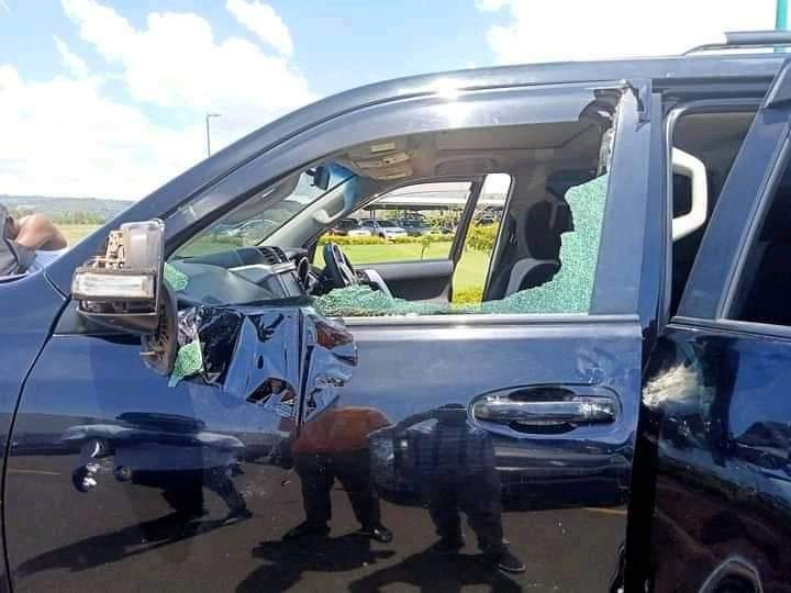 njihiakelvin's tweet photo. The circumference of the dent in this windscreen can tell the size of the stone and the direction it come from…….. let use logic can one hand hold that stone and throw it with a force to create such damage.
#SympathyAddict https://t.co/7HSizJUZa6