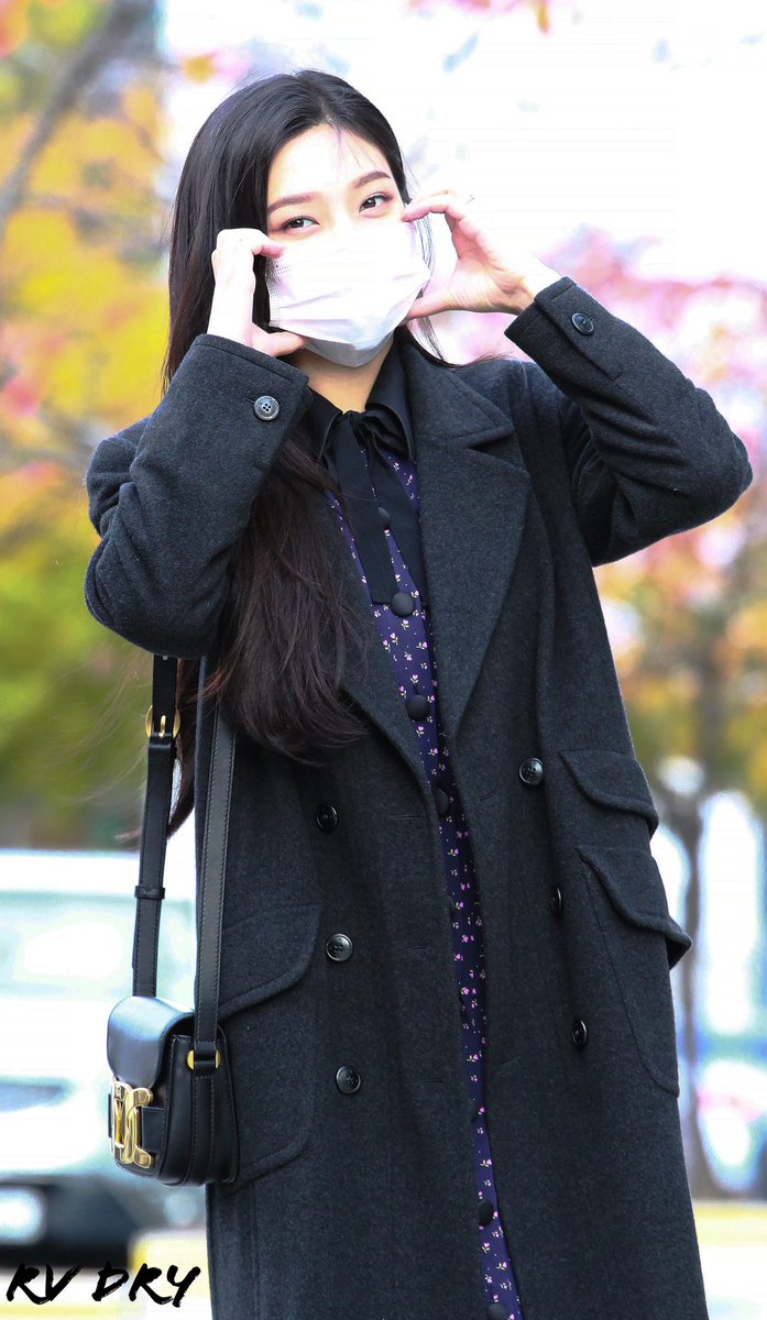 RM140801's tweet photo. 201110 조이 출근길 추가컷 2💚🐥

#JOY #조이 #박수영 #동물농장 #출근길 #러비 #레드벨벳 https://t.co/ew4pYfayfF