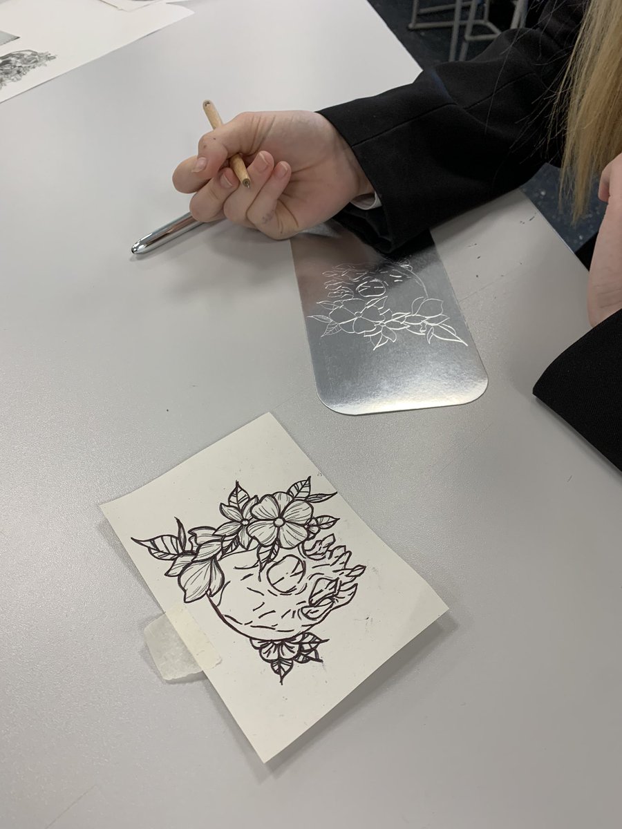 DukesArtDesign's tweet image. Wonderful Wednesday continues with y10 dry point etching. Top tip save your takeaway lids, old photos or cereal boxes ! #artsmark20 #celebrateArtsmark