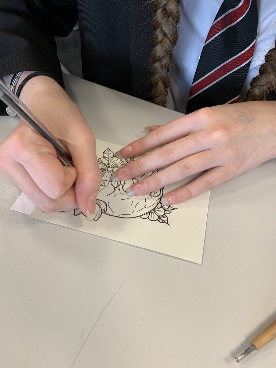 DukesArtDesign's tweet image. Wonderful Wednesday continues with y10 dry point etching. Top tip save your takeaway lids, old photos or cereal boxes ! #artsmark20 #celebrateArtsmark
