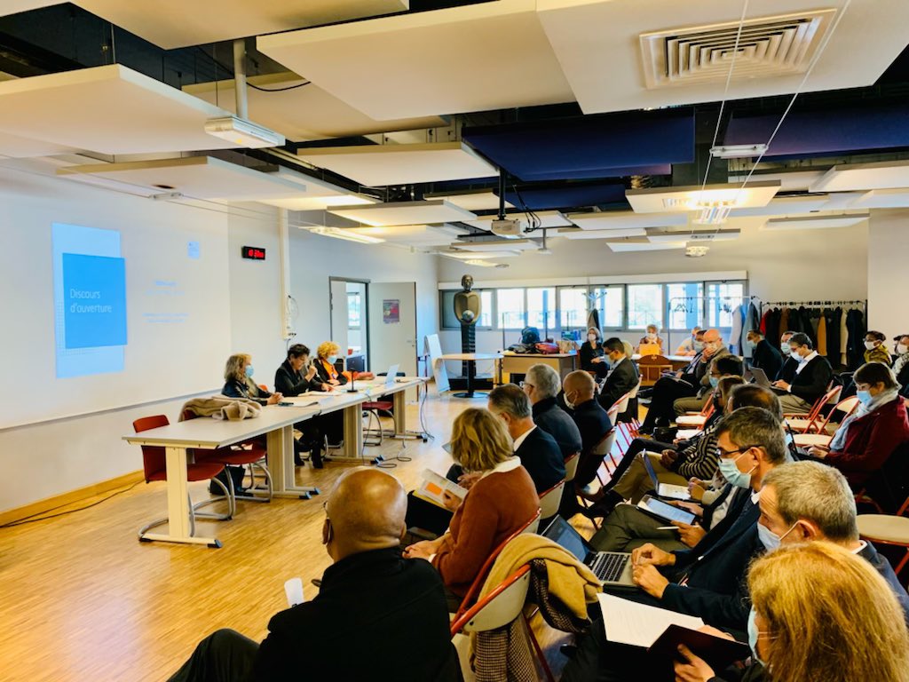 acgrenoble's tweet photo. La rectrice @HeleneInsel réunit les personnels d’encadrement de l’#EducationPrioritaire sur le co-pilotage pédagogique des REP, avec la participation de Mme Fauvin, IGESR.

Promouvoir l’égalité des chances pour que chaque élève profite des ambitions de l’école.
@education_gouv https://t.co/wtmHb24Zt5