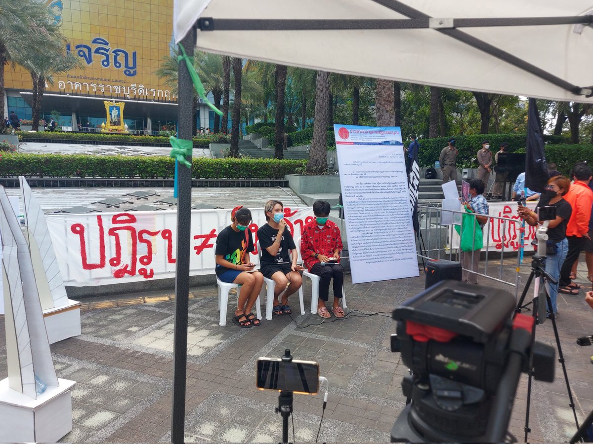 Barron_Boone's tweet photo. #ม็อบ10พฤศจิกา64 ชี้ชะตาการปฏิรูปสถาบันกษัตริย์เท่ากับการล้มล้างการปกครองหรือไม่? ณ ศาลรัฐธรรมนูญ #ทะลุฟ้า https://t.co/HwH0kSzTG8