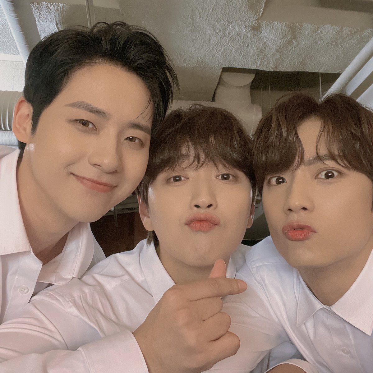 B1A4_CNU's tweet photo. #LIVELOUNGEB1A4  #신우 #산들 #공찬  바나들아 잠시후에 만나자❤️ https://t.co/7u9yUozbwI