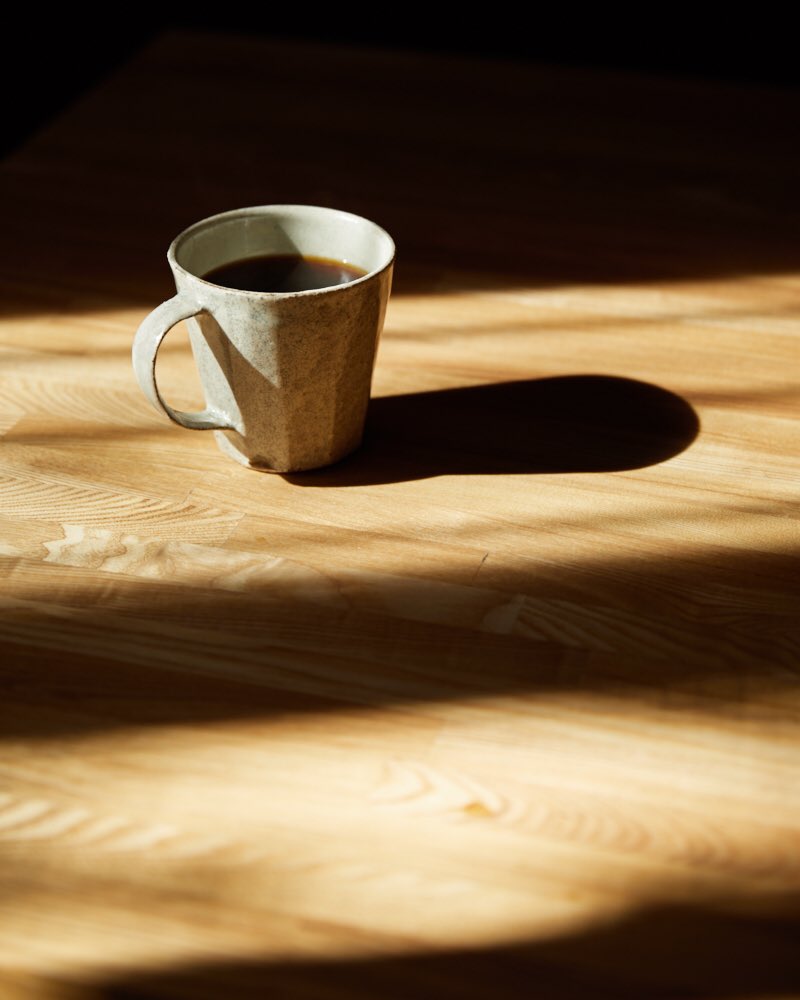 sekifumi_photo's tweet photo. 八百コーヒーで李ススムさんの素敵なうつわ見つけた。ちょうどコーヒー飲む用のを探してて良いのに出会えた。

#japan #tokyolife #photography #snap #magcup #coffee #light #sadow #happyakucoffee #leesusumu  #写真 #スナップ #光 #影 #陰 #李ススム #器 #コーヒータイム #八百コーヒー https://t.co/e550mQBVMH